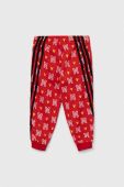 Дитячі бавовняні штани adidas x Disney колір червоний візерунок Дитячі бавовняні штани adidas x Disney колір червоний візерунок