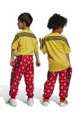Дитячі бавовняні штани adidas x Disney колір червоний візерунок Дитячі бавовняні штани adidas x Disney колір червоний візерунок
