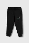 Дитячі спортивні штани Puma ESS+ 2 Col Logo Pants FL cl B колір синій з принтом Дитячі спортивні штани Puma ESS+ 2 Col Logo Pants FL cl B колір синій з принтом