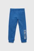Дитячі бавовняні штани United Colors of Benetton з принтом колір блакитний (3221982)