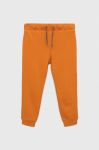 Дитячі бавовняні штани United Colors of Benetton колір помаранчевий з принтом Дитячі бавовняні штани United Colors of Benetton колір помаранчевий з принтом