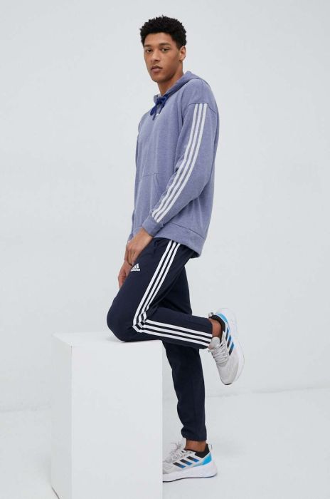 Штани для тренувань adidas Essentials колір синій з аплікацією Штани для тренувань adidas Essentials колір синій з аплікацією