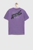 Дитяча бавовняна футболка adidas колір фіолетовий з принтом Дитяча бавовняна футболка adidas колір фіолетовий з принтом