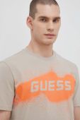 Футболка Guess чоловічий колір бежевий візерунок (3079296) Футболка Guess чоловічий колір бежевий візерунок (3079296)