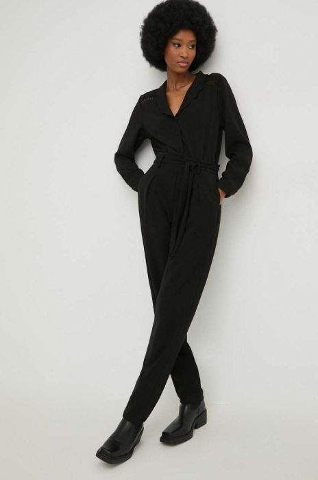 Комбінезон Answear Lab колір чорний декольте трикутник (2958286) Комбінезон Answear Lab колір чорний декольте трикутник (2958286)