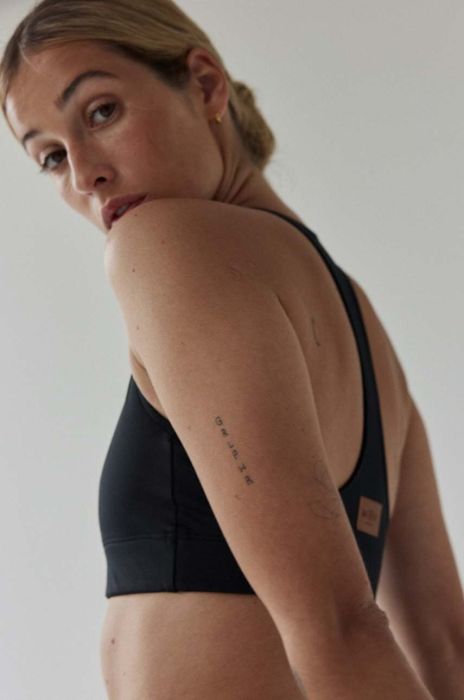 Спортивний бюстгальтер MUUV Basic колір чорний гладкий Спортивний бюстгальтер MUUV Basic колір чорний гладкий