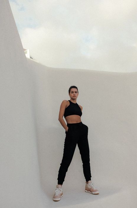 Штани MUUV. жіночі колір чорний однотонні Штани MUUV. жіночі колір чорний однотонні